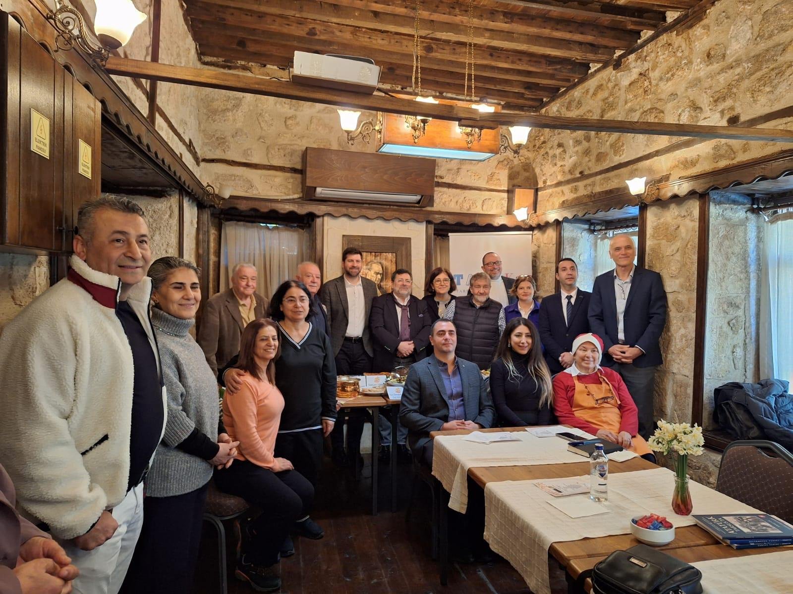 Golden Apple Ekibine Yöresel Yemek Sunumu